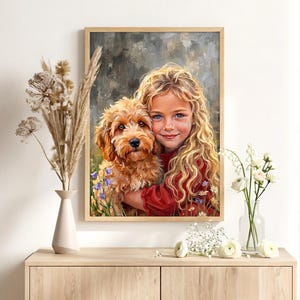 K&ouml;nnte beinhalten: Ein gerahmtes &Ouml;lgem&auml;lde, das eine junge Person mit langem, welligem blonden Haar in einem roten Hemd zeigt, die einen flauschigen goldbraunen Hund umarmt. Der Hintergrund ist in strukturiertem Grau und Braun mit kleinen Blumen gehalten.