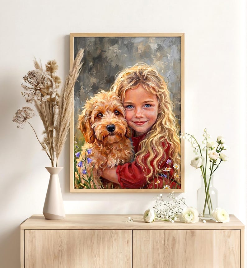 K&ouml;nnte beinhalten: Ein gerahmtes &Ouml;lgem&auml;lde, das eine junge Person mit langem, welligem blonden Haar in einem roten Hemd zeigt, die einen flauschigen goldbraunen Hund umarmt. Der Hintergrund ist in strukturiertem Grau und Braun mit kleinen Blumen gehalten.