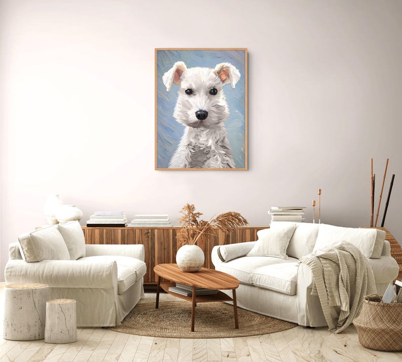 Op de afbeelding: Een ingelijste kunstdruk met een olieverfschilderij van een witte hond met een textuurrijke vacht en donkere ogen tegen een lichtblauwe achtergrond. Het kunstwerk zit in een eenvoudige houten lijst en toont zichtbare penseelstreken.