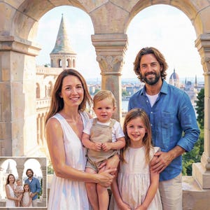 K&ouml;nnte beinhalten: Eine vierk&ouml;pfige Familie posiert f&uuml;r ein Portr&auml;t. Eine Frau in einem &auml;rmellosen wei&szlig;en Kleid, ein Mann in einem blauen Hemd und beigen Hosen, ein Kleinkind in beigen Latzhosen und ein M&auml;dchen in einem cremefarbenen Kleid vor Steinb&ouml;gen.