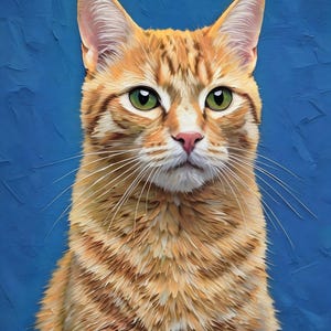Op de afbeelding: Een olieverfschilderij van een oranje cyperse kat met groene ogen en een roze neus. De kat kijkt recht vooruit met een neutrale uitdrukking, met gedetailleerde penseelstreken van gouden en cr&egrave;mekleurige vacht tegen een gestructureerde, diepblauwe achtergrond.