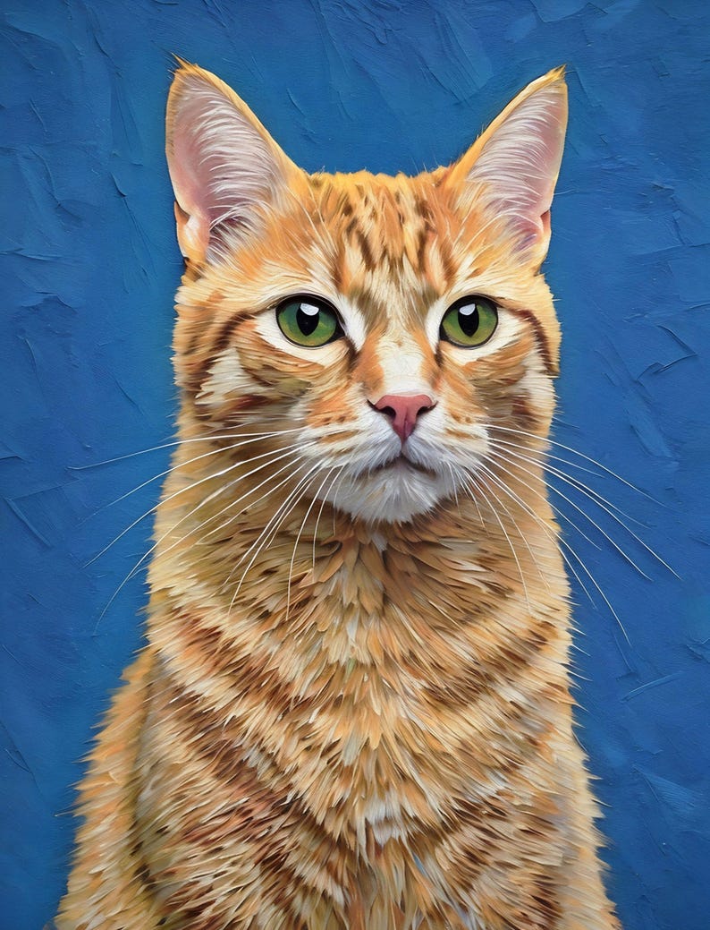 Op de afbeelding: Een olieverfschilderij van een oranje cyperse kat met groene ogen en een roze neus. De kat kijkt recht vooruit met een neutrale uitdrukking, met gedetailleerde penseelstreken van gouden en cr&egrave;mekleurige vacht tegen een gestructureerde, diepblauwe achtergrond.
