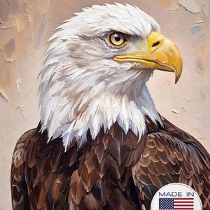 Op de afbeelding: Een olieverfschilderij van een Amerikaanse zeearend met een witte kop en donkerbruine lichaamsveren, met een scherpe gele snavel en intense ogen. Een rond wit embleem in de rechterbenedenhoek toont de Amerikaanse vlag en de tekst MADE IN U. S. A.