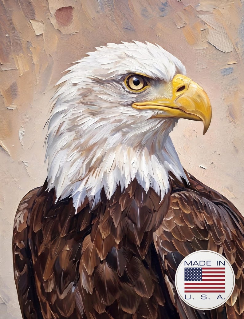 Op de afbeelding: Een olieverfschilderij van een Amerikaanse zeearend met een witte kop en donkerbruine lichaamsveren, met een scherpe gele snavel en intense ogen. Een rond wit embleem in de rechterbenedenhoek toont de Amerikaanse vlag en de tekst MADE IN U. S. A.