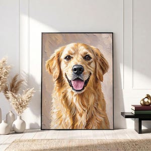 Op de afbeelding: Een ingelijste wandkunstprint met een olieverfschilderij-stijl portret van een golden retriever met gouden vacht, bruine ogen en een geopende bek met een roze tong, tegen een gestructureerde lichtbeige en tan achtergrond.