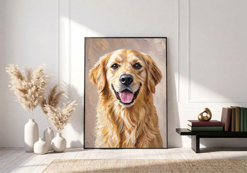 Op de afbeelding: Een ingelijste wandkunstprint met een olieverfschilderij-stijl portret van een golden retriever met gouden vacht, bruine ogen en een geopende bek met een roze tong, tegen een gestructureerde lichtbeige en tan achtergrond.