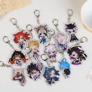 Puede incluir: Una colección de llaveros de personajes de estilo anime. Cada llavero presenta un diseño de personaje único con colores vibrantes y está unido a un llavero plateado. Los personajes tienen varios colores de pelo y atuendos.