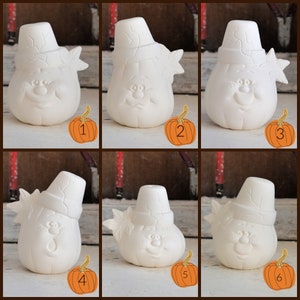 Op de afbeelding: Zes witte keramische pompoenfiguren met een pelgrimhoed en bladerenaccenten. De pompoenen zijn ongeverfd en klaar om te worden versierd.