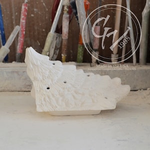 Może przedstawiać: Biała ceramiczna choinka z fakturowaną powierzchnią i otworami na świece. Choinka została wykonana przez Grapevine Ceramics & Gifts w Hays, KS.