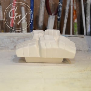 Może przedstawiać: Biały ceramiczny element dekoracyjny o geometrycznym wzorze. Element ma prostokątną podstawę i szereg podniesionych, teksturowanych sekcji. Obraz zawiera tekst "Made in the USA" i logo GrapeVine Ceramics & Gifts.