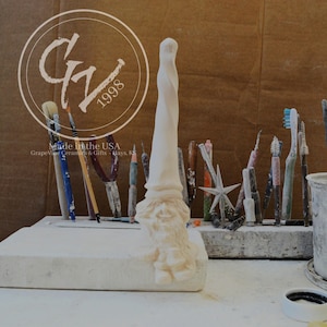 Pronto da dipingere - Gnomo seduto sul bordo - Ceramichrome 2434