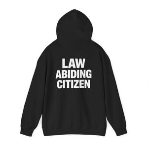 Può includere: Felpa con cappuccio nera con la scritta bianca "LAW ABIDING CITIZEN" sul retro. La felpa con cappuccio ha un cappuccio con coulisse e maniche lunghe. Il tessuto sembra morbido e confortevole.