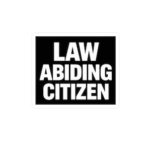 Puede incluir: Una pegatina cuadrada con fondo negro y texto blanco. El texto dice "LAW ABIDING CITIZEN" en una fuente en negrita, sans-serif. La pegatina tiene un borde blanco.
