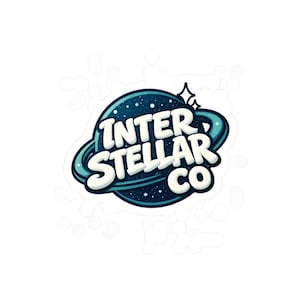 Puede incluir: Una pegatina con un planeta estilizado con un cielo nocturno estrellado y anillos turquesa. El texto "INTERSTELLAR CO" es blanco, con contorno turquesa y efecto 3D. Dos estrellas blancas están encima del planeta.