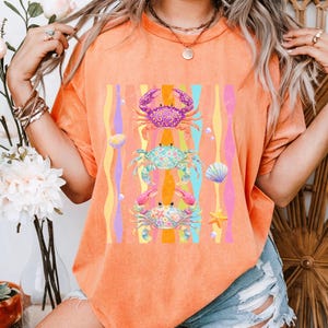 Camiseta Comfort Colors Colorful Maximalist Tropical Crab Trio, Camiseta Colorful Crab Stack / Vida marina tropical, Ambiente playero