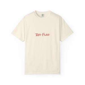 Comfort Colors® T-shirt met rode vlag en tekst | Minimalistisch wit T-shirt, datinghumor, gespreksstarter