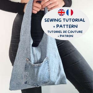 Könnte beinhalten: Eine hellblaue Jeans-Tragetasche mit einer Vordertasche. Die Tasche wird von einer Person gehalten. Das Bild enthält den Text "SEWING TUTORIAL + PATTERN TUTORIEL DE COUTURE + PATRON".