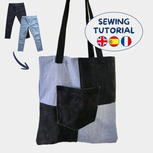 Puede incluir: Un bolso tote confeccionado con parches de tela vaquera en azul claro y negro, con dos asas negras y un bolsillo central de tela vaquera negra. La imagen incluye dos pantalones vaqueros y un gráfico ovalado con el texto SEWING TUTORIAL.