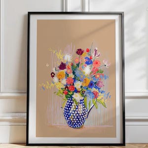 Puede incluir: Una lámina artística enmarcada que muestra un colorido ramo de flores en una jarra azul con lunares blancos. Las flores están representadas en tonos rojos, amarillos, rosas y azules sobre un fondo beige con líneas verticales blancas esbozadas.