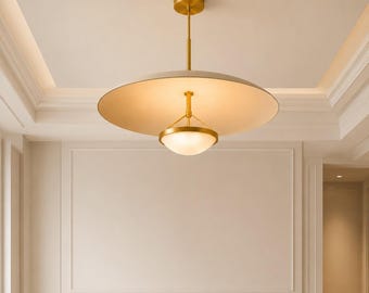 Lustre pendente em latão estilo moderno de meados do século XX, cor creme, ideal para sala de jantar, hall de entrada e cozinha.