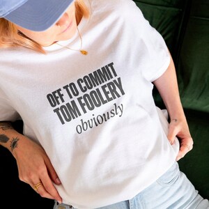 Tom Foolery Typografie-Shirt, lustiges „Commit Foolery“-Frosch-Meme-Geschenk-T-Shirt, Comfort Colors® minimalistisches Unisex-Baumwoll-Grafik-T-Shirt für Damen und Herren+
