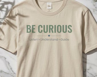 Sei neugierig T-Shirt | motivierende Phrase, minimalistisches Textdesign
