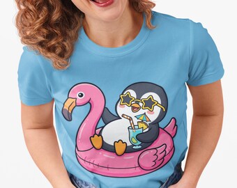 Pinguin im Flamingo Float T-Shirt | Sommer Pool Drink Cartoon