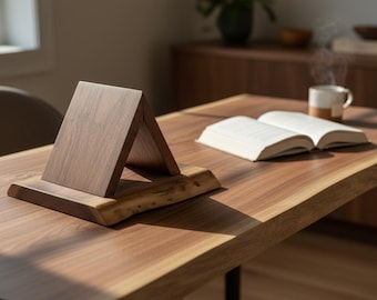 Atril de libros de nogal con borde natural y techo a dos aguas - Soporte de lectura artesanal - Regalo de lujo para amantes de los libros, escritores y lectores