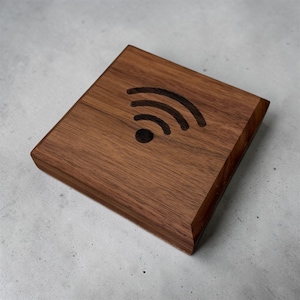 Etiqueta inteligente NFC programable y código QR — Fabricada artesanalmente en nogal, arce, palo de rosa y padauk — Toca para compartir lo que quieras, cámbialo cuando quieras