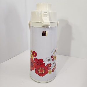 Puede incluir: Un letrero de madera hecho a mano con la palabra "Welcome" en una fuente juguetona. El letrero está pintado de blanco con letras negras y presenta un pequeño corazón decorativo. Perfecto para una puerta de entrada o recibidor.