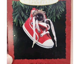 Adorno navideño de Hallmark Keepsake de 1993 con forma de zapatilla deportiva y gato "HIGH TOP-PURR".