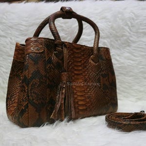 Op de afbeelding: Een rustiek houten bord met de tekst "Welcome to our home" in een handgeschreven stijl. Het bord heeft een verweerde afwerking en een eenvoudig, uitnodigend ontwerp, perfect voor een veranda of entree.