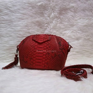 Könnte beinhalten: Handgefertigtes Holzschild mit dem Wort "Welcome" in verspielter Schrift. Das Schild ist weiß lackiert mit einem Used-Look und hat ein kleines dekoratives Herz. Für den Innen- und Außenbereich geeignet.