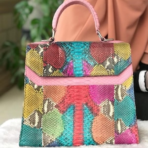 Könnte beinhalten: Ein handgefertigtes Serviertablett aus Holz mit natürlicher Oberfläche. Das Tablett hat eine rechteckige Form, erhöhte Kanten und zwei Griffe. Die Holzmaserung ist sichtbar. Das Tablett ist ca. 45 cm lang und 30 cm breit.