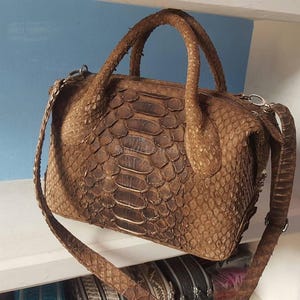 Op de afbeelding: Een rustiek houten bord met de tekst "Welcome to our home" in witte letters. Het bord heeft een verweerde afwerking en een eenvoudig, uitnodigend ontwerp.