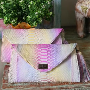 Schimmernde Clutch aus Pythonleder in Pastellfarben, mehrfarbige Abendtasche aus Schlangenleder, matte Handtasche aus exotischem Leder, Clutch mit Wildlederfutter