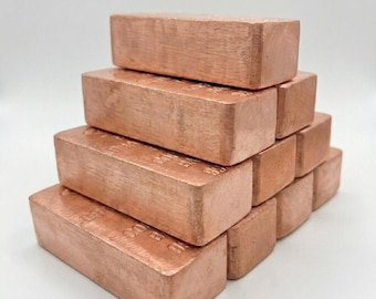 Caja con 10 lingotes de cobre puro al 999%, de 1 kg cada uno. Lote artesanal.