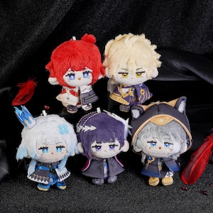 Könnte beinhalten: Fünf Plüschpuppen im Anime-Stil mit detaillierten Outfits und großen Augen. Die Puppen haben verschiedene Haarfarben, darunter Rot, Blond und Weiß, und sind vor einem dunklen Hintergrund mit roten Federn platziert.