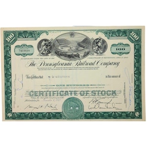 Könnte beinhalten: Ein altes, grün-weißes Aktienzertifikat der Pennsylvania Railroad Company über 100 Anteile. Das Dokument zeigt eine ovale Landschaftsillustration, verzierte Ränder, den Text The Pennsylvania Railroad Company sowie handschriftliche Unterschriften vom 6. November 1967.