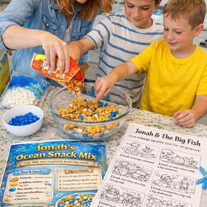 Pode incluir: Uma fam&iacute;lia prepara uma mistura de lanches com pretzels, bolachas Goldfish, M&M's azuis, mini marshmallows e Cheerios. A mistura &eacute; inspirada na hist&oacute;ria b&iacute;blica de Jonas e do peixe grande, com instru&ccedil;&otilde;es e ilustra&ccedil;&otilde;es.