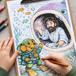 Pode incluir: Uma p&aacute;gina para colorir com uma ilustra&ccedil;&atilde;o de desenho animado de um homem em uma t&uacute;nica branca acenando de dentro da boca de uma baleia. Um cachorro com roupa de mergulho acena de volta. A cena inclui bolhas, peixes e algas marinhas, tudo em uma prancheta.