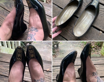 Very Rare Vintage Gucci Authentic Wedge Heel Pumps size 6.5 Mexico Black Patent Gold Brocade