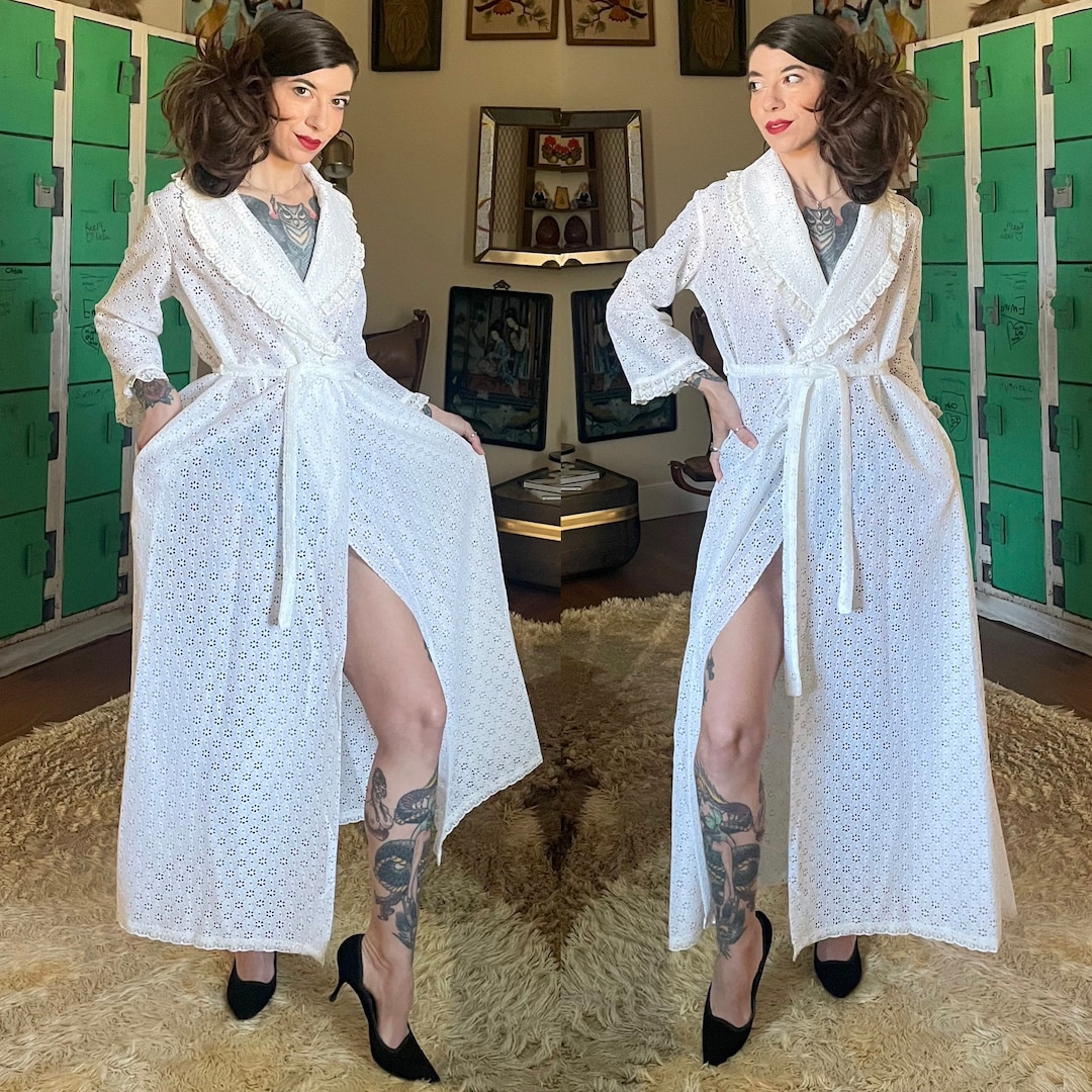 Vintage 1960’s White Eyelet Daisy Floral Miss Elaine Robe Bridal ...