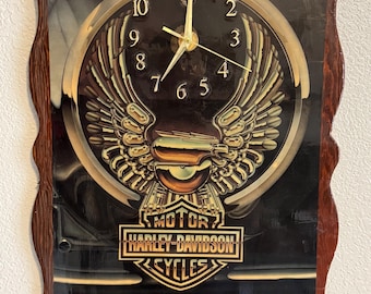 Orologio da parete in legno con motociclette Harley Davidson d'epoca.
