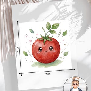 Könnte beinhalten: Eine Aquarellillustration einer runden roten Tomate mit lächelndem Gesicht, großen schwarzen Augen und grünen Blättern. Das Bild misst 12 cm mal 9 cm. Ein kleiner runder Ausschnitt zeigt ein Kind in einem weißen T-Shirt mit dem Tomatenmotiv.