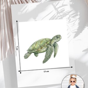 Könnte beinhalten: Eine Aquarellillustration einer grünen Meeresschildkröte auf weißem Hintergrund. Das Kunstwerk misst 7 cm mal 13 cm. Ein kleiner kreisförmiger Einsatz zeigt ein Kind in einem weißen T-Shirt mit demselben grünen Meeresschildkröten-Motiv.