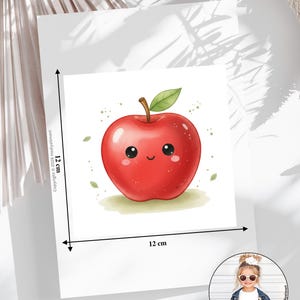 Könnte beinhalten: Ein quadratischer Druck mit einem roten Cartoon-Apfel mit lächelndem Gesicht, großen schwarzen Augen und einem grünen Blatt am Stiel. Der Druck misst 12 cm mal 12 cm. Ein kleiner kreisförmiger Einsatz zeigt ein Kind in einem T-Shirt mit dem Apfel.