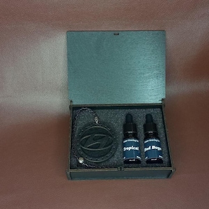 Puede incluir: Una taza de cerámica blanca con un asa negra y el texto "But First, Coffee" en negrita negra. La taza está llena de un líquido oscuro, probablemente café, y se encuentra sobre una superficie clara.