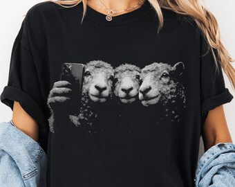 Sheep Best Friend Selfie T-shirt, Comfort Colors® Funny Besties Animal Graphic Tee, Weird Farm Friends Creature Humour Shirt, Selfie Lover T