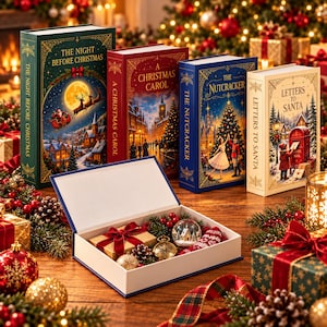 Peut inclure: Quatre boîtes en forme de livres intitulées The Night Before Christmas, A Christmas Carol, The Nutcracker et Letters to Santa, avec une boîte ouverte contenant un petit cadeau, une boule à neige, une boussole et une chaussette rouge.
